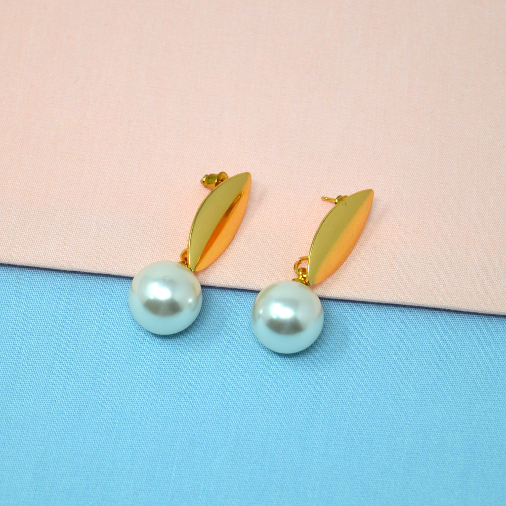 Mother of Pearl Color Blossom Stud Earrings Square White