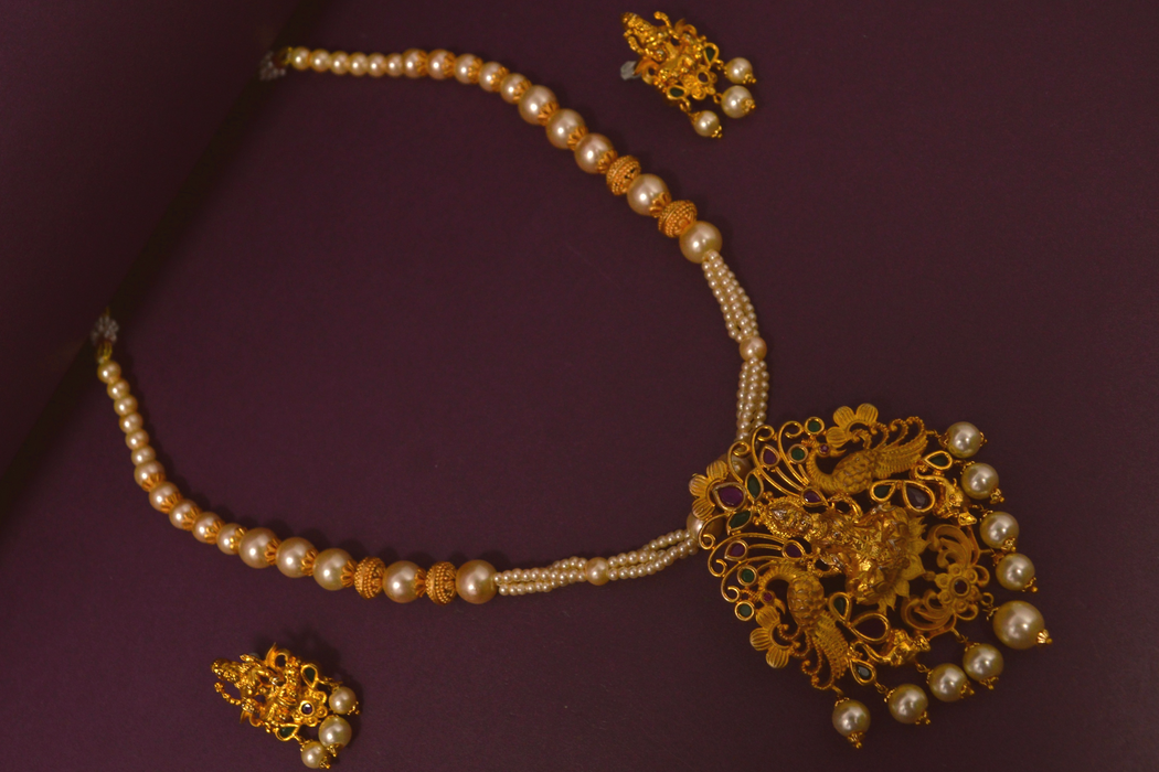 Moti Laxmi Pendant Necklace Set